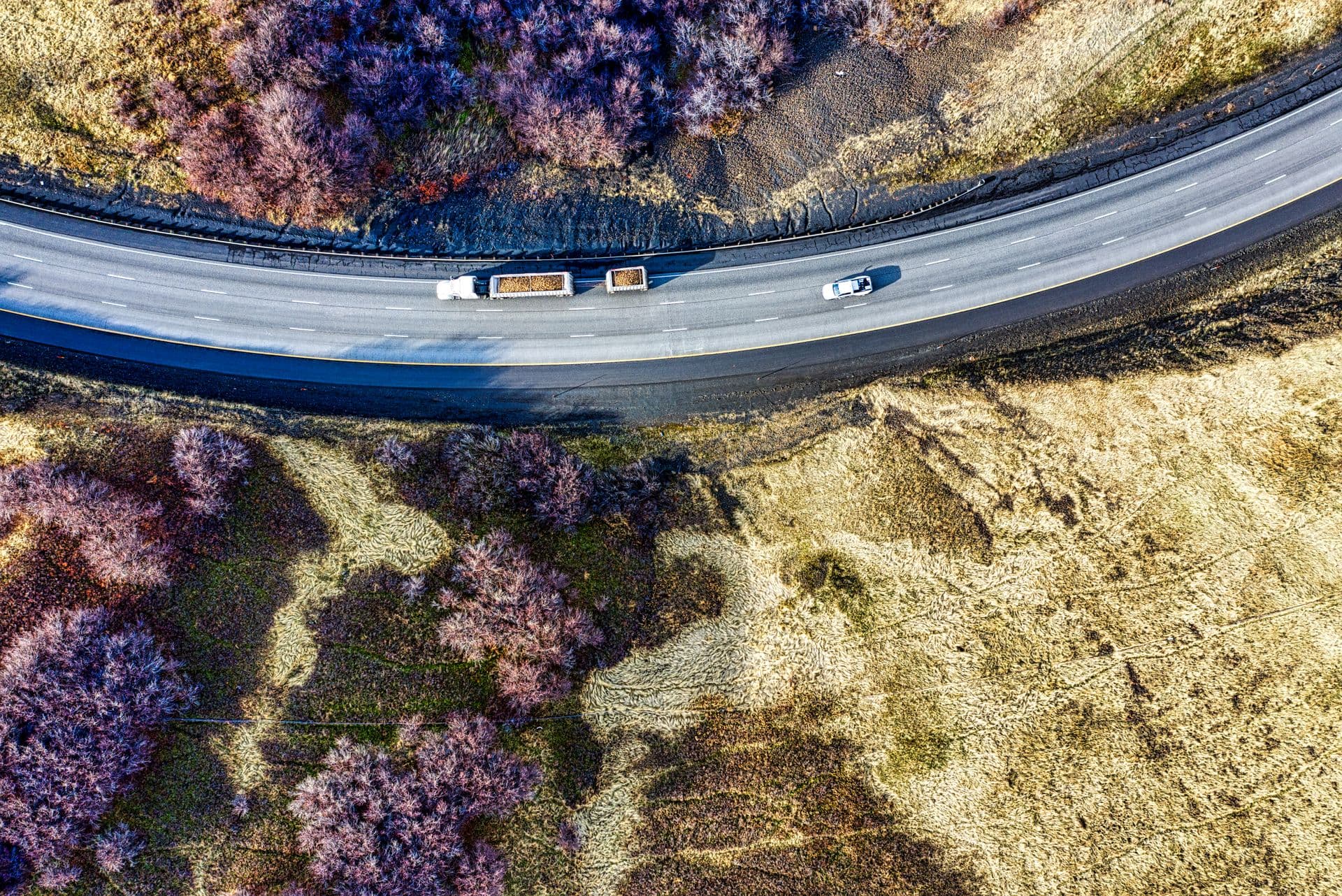 Transporter und Lkw auf einer Autobahn aus der Vogelperspektive