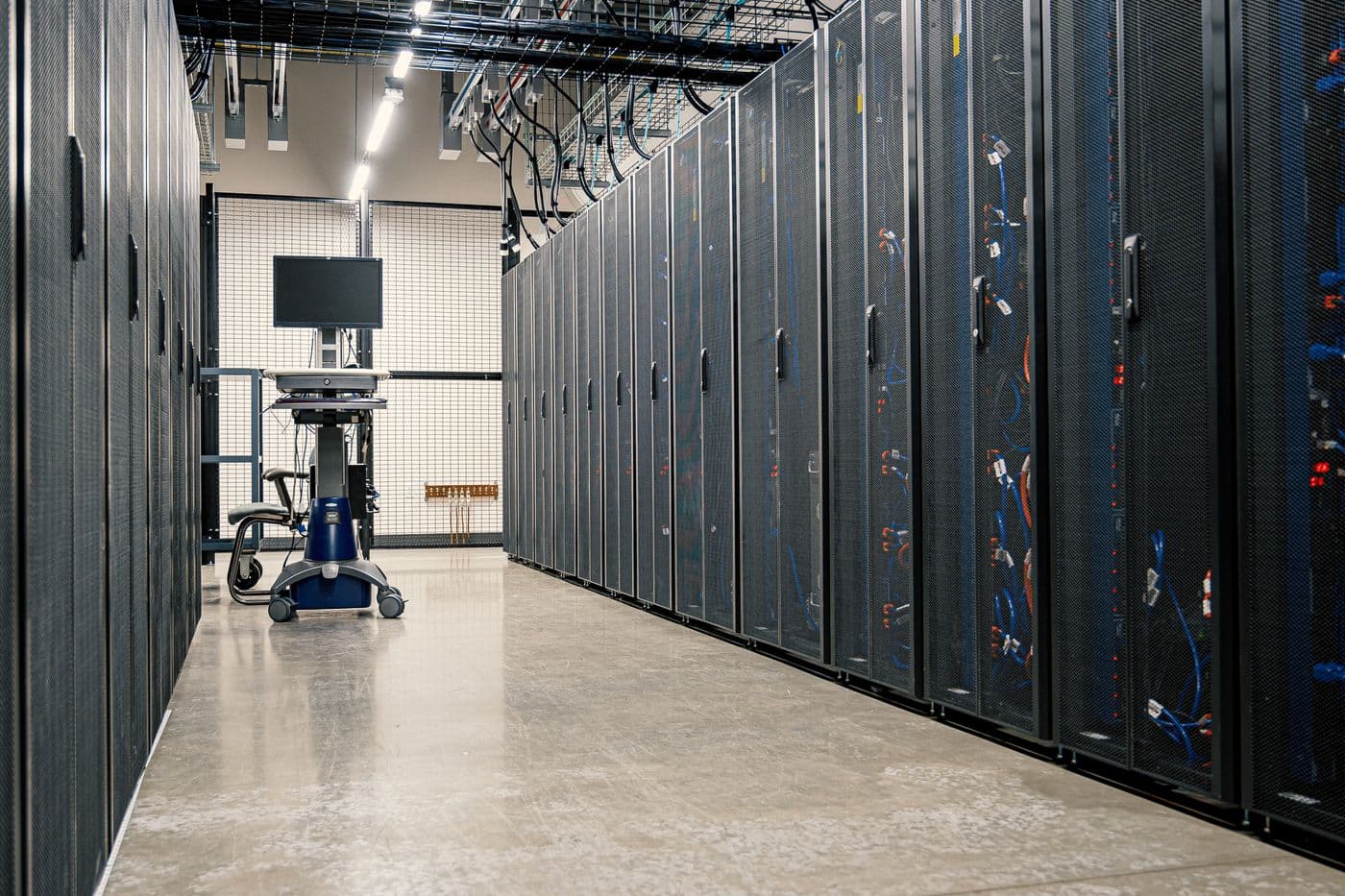 Server-Racks im Korridor eines Rechenzentrums