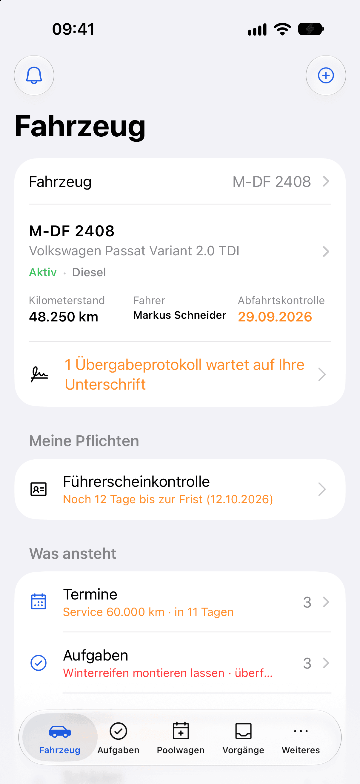 Native DocuFleet-iPhone-App: Fahrzeugansicht mit Kilometerstand, Führerscheinkontrolle und Terminen. Beispieldaten.